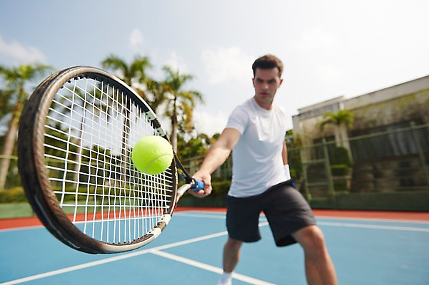 포토 JPG 주간 해외기획촬영 남자 스포츠 2013년태국 포즈 공 레저 한명 서기 들기 사람 근접촬영 야외 아웃포커스 운동 테니스 라켓 테니스라켓 테니스공 남자만 남자한명만 국내포토 자연요소 1 스포츠용품 뷰포인트 모션 촬영기법 건강 구기 테니스용품 파일형식