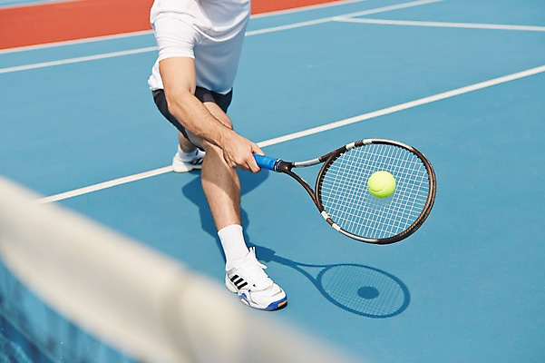 포토 JPG 주간 해외기획촬영 남자 스포츠 2013년태국 포즈 레저 한명 서기 들기 사람 야외 운동 하반신 테니스 라켓 테니스라켓 테니스장 남자만 남자한명만 국내포토 자연요소 1 스포츠용품 스포츠시설 모션 건강 구기 파일형식