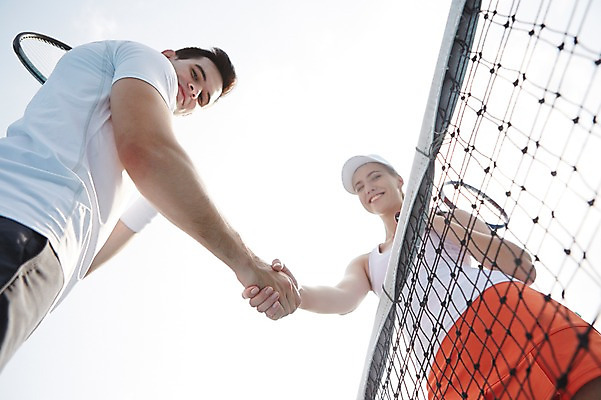 포토 JPG 주간 서양인 외국인 백인 해외기획촬영 커플 여자 남자 스포츠 2013년태국 로우앵글 레저 악수 웃음 사람 상반신 20대 성인 야외 두명 운동 테니스 청년만 성인만 국내포토 자연요소 뷰포인트 관계 표정 건강 인종 손짓 청년 구기 파일형식