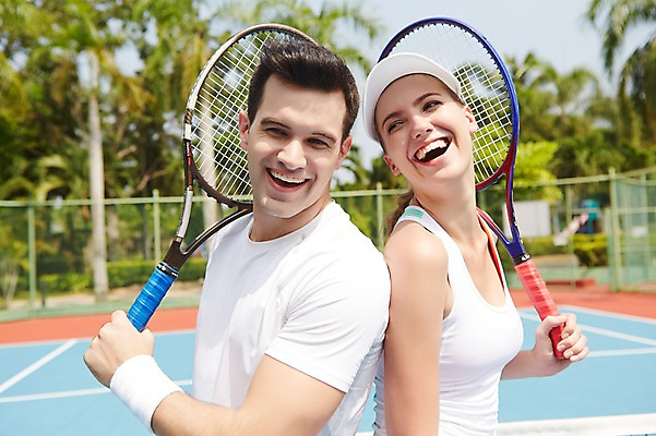 포토 JPG 주간 서양인 외국인 백인 해외기획촬영 커플 여자 남자 스포츠 2013년태국 레저 웃음 들기 사람 상반신 20대 성인 야외 두명 아웃포커스 운동복 운동 테니스 라켓 테니스라켓 청년만 성인만 국내포토 자연요소 옷 스포츠용품 관계 모션 촬영기법 표정 건강 인종 청년 구기 파일형식