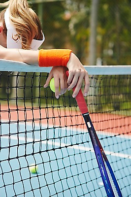 포토 JPG 주간 해외기획촬영 손 여자 스포츠 2013년태국 공 레저 휴식 한명 들기 사람 상반신 야외 아웃포커스 신체부위 운동 테니스 라켓 테니스라켓 테니스공 국내포토 자연요소 1 스포츠용품 컨셉 모션 촬영기법 건강 구기 테니스용품 파일형식