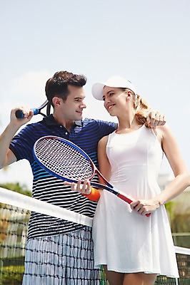 포토 JPG 주간 서양인 외국인 백인 해외기획촬영 커플 여자 남자 스포츠 2013년태국 레저 서기 웃음 들기 사람 상반신 20대 성인 야외 두명 운동복 운동 마주보기 테니스 라켓 테니스라켓 테니스장 청년만 성인만 국내포토 자연요소 옷 스포츠용품 스포츠시설 관계 모션 표정 건강 인종 청년 구기 파일형식