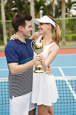 포토 JPG 주간 서양인 외국인 백인 해외기획촬영 커플 여자 남자 스포츠 2013년태국 레저 서기 웃음 들기 사람 상반신 20대 성인 야외 두명 운동복 운동 마주보기 테니스 우승 테니스장 트로피 청년만 성인만 국내포토 자연요소 옷 스포츠시설 관계 모션 표정 건강 인종 청년 구기 최고 상_우승 파일형식