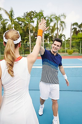 포토 JPG 주간 서양인 외국인 백인 해외기획촬영 커플 여자 남자 스포츠 2013년태국 레저 웃음 사람 상반신 20대 성인 야외 두명 앞모습 뒷모습 아웃포커스 운동복 운동 테니스 테니스장 하이파이브 청년만 성인만 국내포토 자연요소 옷 뷰포인트 스포츠시설 관계 촬영기법 표정 건강 인종 손짓 청년 구기 파일형식