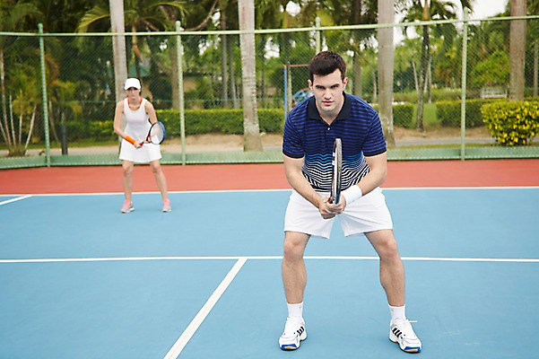 포토 JPG 주간 전신 서양인 외국인 백인 해외기획촬영 여자 남자 스포츠 2013년태국 레저 서기 들기 사람 20대 성인 야외 두명 앞모습 운동복 운동 테니스 라켓 테니스라켓 테니스장 청년만 성인만 국내포토 자연요소 옷 스포츠용품 뷰포인트 스포츠시설 모션 건강 인종 청년 구기 파일형식