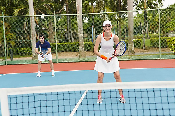 포토 JPG 주간 전신 서양인 외국인 백인 해외기획촬영 여자 남자 스포츠 2013년태국 레저 서기 웃음 들기 사람 20대 성인 야외 두명 앞모습 운동복 운동 테니스 라켓 테니스라켓 테니스장 청년만 성인만 국내포토 자연요소 옷 스포츠용품 뷰포인트 스포츠시설 모션 표정 건강 인종 청년 구기 파일형식