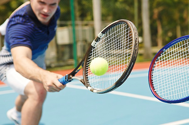 포토 JPG 주간 해외기획촬영 남자 스포츠 2013년태국 포즈 공 레저 한명 들기 사람 야외 아웃포커스 운동 테니스 라켓 테니스라켓 테니스공 남자만 남자한명만 국내포토 자연요소 1 스포츠용품 모션 촬영기법 건강 구기 테니스용품 파일형식