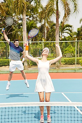 포토 JPG 주간 전신 서양인 외국인 백인 해외기획촬영 커플 여자 남자 스포츠 2013년태국 포즈 레저 서기 웃음 들기 사람 20대 성인 야외 두명 앞모습 운동복 운동 점프 테니스 라켓 테니스라켓 테니스장 청년만 성인만 국내포토 자연요소 옷 스포츠용품 뷰포인트 스포츠시설 관계 모션 표정 건강 인종 청년 구기 파일형식