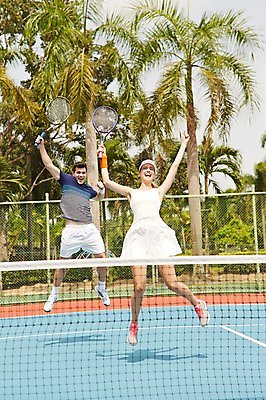 포토 JPG 주간 전신 서양인 외국인 백인 해외기획촬영 커플 여자 남자 스포츠 2013년태국 포즈 레저 웃음 들기 사람 20대 성인 야외 두명 앞모습 운동복 운동 점프 테니스 라켓 테니스라켓 테니스장 청년만 성인만 국내포토 자연요소 옷 스포츠용품 뷰포인트 스포츠시설 관계 모션 표정 건강 인종 청년 구기 파일형식