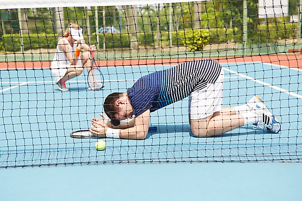 포토 JPG 주간 전신 서양인 외국인 백인 해외기획촬영 여자 남자 엎드리기 스포츠 2013년태국 포즈 레저 사람 20대 성인 야외 두명 옆모습 운동복 운동 테니스 실패 테니스장 청년만 성인만 국내포토 자연요소 옷 뷰포인트 스포츠시설 모션 건강 인종 청년 구기 좌절 파일형식