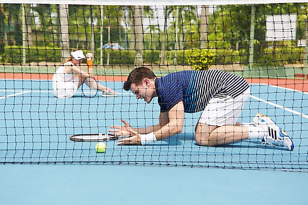 포토 JPG 주간 전신 서양인 외국인 백인 해외기획촬영 여자 남자 엎드리기 스포츠 2013년태국 포즈 레저 사람 20대 성인 야외 두명 옆모습 운동복 운동 테니스 실패 테니스장 청년만 성인만 국내포토 자연요소 옷 뷰포인트 스포츠시설 모션 건강 인종 청년 구기 좌절 파일형식