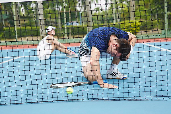 포토 JPG 주간 전신 서양인 외국인 백인 해외기획촬영 여자 남자 스포츠 2013년태국 포즈 레저 사람 앉기 20대 성인 야외 두명 운동복 운동 테니스 실패 테니스장 무릎꿇기 청년만 성인만 국내포토 자연요소 옷 스포츠시설 모션 건강 인종 청년 구기 좌절 파일형식