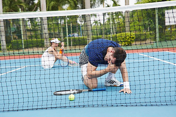 포토 JPG 주간 전신 서양인 외국인 백인 해외기획촬영 여자 남자 스포츠 2013년태국 포즈 레저 사람 20대 성인 야외 두명 운동복 운동 테니스 실패 테니스장 무릎꿇기 청년만 성인만 국내포토 자연요소 옷 스포츠시설 모션 건강 인종 청년 구기 좌절 파일형식