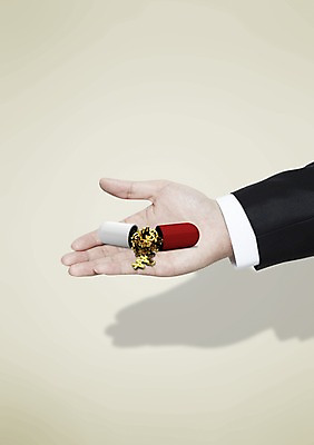 PSD 편집이미지 손 비즈니스 들기 신체부위 금융 알약 약 달러 비즈니스맨 원화 화폐기호 이미지편집 기호 남자 돈 의학 모션 사람 경제 직장인 화폐 파일형식