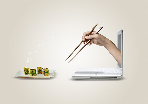 PSD 편집이미지 접시 손 한식 음식 채소 젓가락 오이 들기 신체부위 노트북 오이소박이 오이김치 이미지편집 식기 모션 김치 수저 사람 전자제품 파일형식