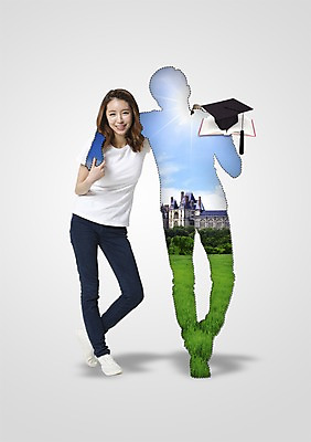 전신 PSD 구름 편집이미지 모자 학생 여자 교육 남자 실루엣 대학생 학사모 졸업 학교 하늘 어깨동무 서기 웃음 사람 동양인 20대 성인 두명 건물 책 친구 햇빛 한국인 대학교 대학교육 청년만 성인만 이미지편집 자연요소 모자_잡화 건축물 잡화 포즈 관계 모션 촬영기법 표정 인종 청년 태양 파일형식