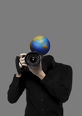 PSD 편집이미지 직업 교육 남자 지구 한명 들기 사람 상반신 글로벌 지구본 카메라 사진촬영 사진사 글로벌교육 남자만 남자한명만 이미지편집 1 모션 전자제품 촬영 작가 파일형식