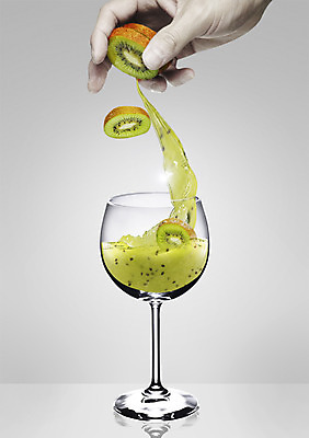 PSD 편집이미지 손 음료 음식 와인잔 단면 키위 들기 신체부위 컵 주스 과일주스 슬라이스 키위주스 넣기 이미지편집 식기 술잔 과일 모션 사람 파일형식