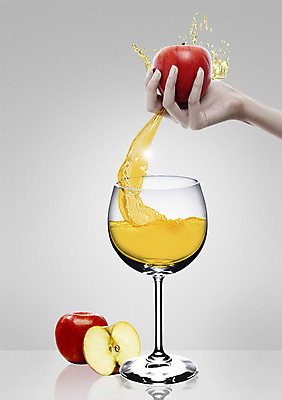 PSD 편집이미지 손 음료 음식 와인잔 과일 단면 들기 신체부위 컵 주스 물방울 사과 과일주스 튀는물 사과주스 이미지편집 식기 술잔 모션 사람 액체표현 스플래쉬 파일형식