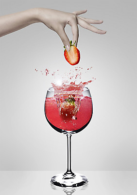 PSD 편집이미지 손 음료 음식 와인잔 과일 딸기 단면 들기 신체부위 컵 주스 물방울 과일주스 튀는물 딸기주스 이미지편집 식기 술잔 모션 사람 액체표현 스플래쉬 파일형식