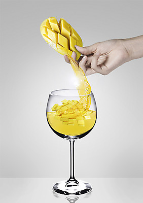 PSD 편집이미지 손 음료 음식 와인잔 과일 들기 신체부위 컵 주스 과일주스 열대과일 망고 과즙 망고주스 이미지편집 식기 술잔 모션 사람 파일형식