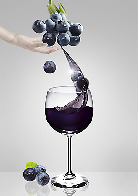 PSD 편집이미지 손 음료 음식 와인잔 과일 신체부위 컵 주스 물방울 신선 과일주스 블루베리 튀는물 블루베리주스 이미지편집 식기 술잔 사람 액체표현 스플래쉬 파일형식
