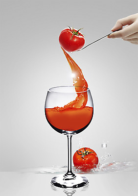 PSD 편집이미지 손 음료 음식 토마토 채소 와인잔 들기 신체부위 컵 숟가락 주스 물방울 신선 야채주스 튀는물 토마토주스 이미지편집 식기 술잔 모션 수저 사람 액체표현 스플래쉬 파일형식