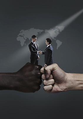 PSD 서양인 외국인 백인 편집이미지 손 남자 흑인 세계지도 지도 비즈니스 협력 악수 협상 사람 정장 상반신 20대 성인 신체부위 빛 글로벌 마주보기 글로벌비즈니스 주먹 비즈니스맨 청년만 성인만 이미지편집 옷 모션 인종 손짓 청년 세계 직장인 파일형식