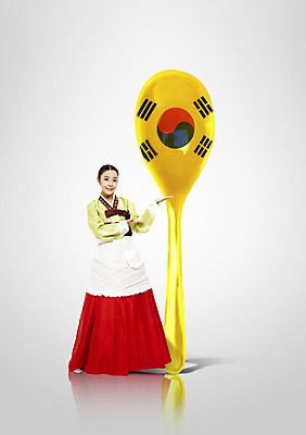 전신 PSD 편집이미지 한국문화 여자 교육 문화 안내 한국 한명 서기 웃음 사람 동양인 손짓 20대 성인 숟가락 앞치마 한국인 국기 태극기 전통의상 한복 여자만 여자한명만 성인여자만 청년만 청년여자만 성인한명만 청년여자한명만 성인여자한명만 성인만 이미지편집 1 동양문화 한국전통 전통 아시아 모션 수저 표정 인종 청년 파일형식