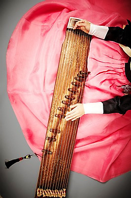 PSD 편집 편집이미지 손 악기 백그라운드 국악기 신체부위 한복 가야금 이미지편집 한국전통 음악 현악기 국악 사람 전통의상 파일형식