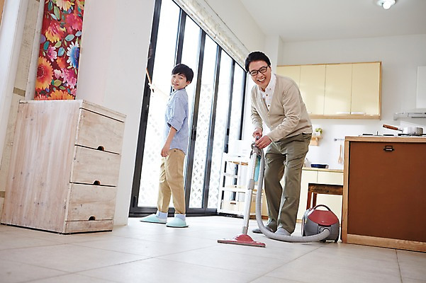 포토 JPG 스튜디오촬영 전신 남자 아들 초등학생 어린이 40대 중년 가사 거실 가족 실내 서기 웃음 들기 사람 동양인 소년 성인 두명 한국인 아빠 먼지떨이 청소 청소기 부자지간 남자만 국내포토 학생 관계 모션 표정 인종 내부 전자제품 청소도구 파일형식