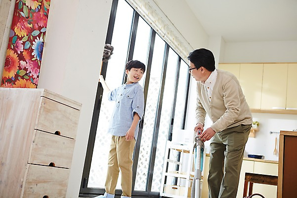 포토 JPG 스튜디오촬영 남자 아들 초등학생 어린이 40대 중년 가사 거실 가족 실내 웃음 들기 사람 동양인 소년 성인 두명 마주보기 한국인 아빠 먼지떨이 청소 청소기 부자지간 남자만 국내포토 학생 관계 모션 표정 인종 내부 전자제품 청소도구 파일형식