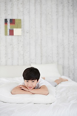 포토 JPG 스튜디오촬영 전신 남자 초등학생 어린이 엎드리기 침구 실내 한명 웃음 사람 동양인 소년 침실 한국인 남자만 남자한명만 어린이만 소년만 소년한명만 국내포토 1 학생 모션 표정 인종 내부 파일형식