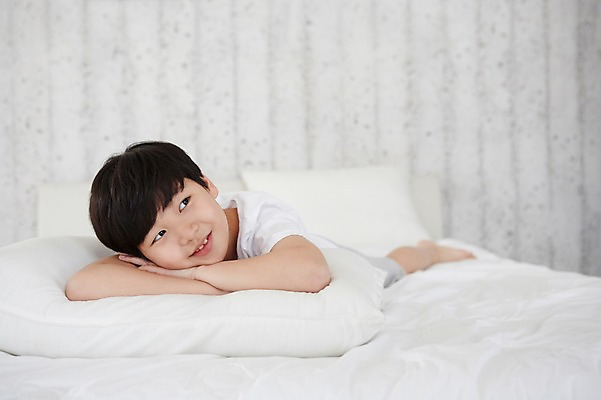포토 JPG 스튜디오촬영 전신 남자 초등학생 어린이 엎드리기 침구 실내 한명 웃음 사람 동양인 침실 한국인 남자만 남자한명만 어린이만 소년만 소년한명만 국내포토 1 학생 모션 표정 인종 내부 파일형식