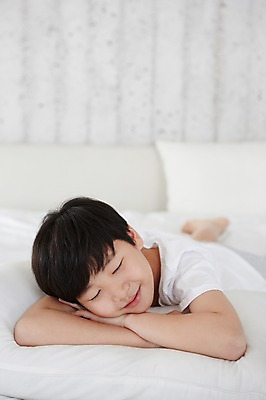 포토 JPG 스튜디오촬영 남자 초등학생 어린이 엎드리기 침구 실내 한명 웃음 사람 동양인 소년 상반신 눈감음 침실 한국인 남자만 남자한명만 어린이만 소년만 소년한명만 국내포토 1 학생 모션 표정 인종 내부 파일형식