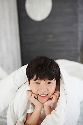 포토 JPG 스튜디오촬영 남자 초등학생 어린이 엎드리기 침구 실내 한명 웃음 사람 동양인 소년 상반신 앞모습 아웃포커스 턱괴기 침실 이불 한국인 남자만 남자한명만 어린이만 소년만 소년한명만 국내포토 1 학생 뷰포인트 모션 촬영기법 표정 인종 내부 파일형식