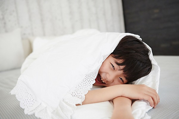 포토 JPG 스튜디오촬영 남자 초등학생 어린이 침구 실내 한명 웃음 사람 동양인 소년 상반신 눕기 침실 이불 한국인 남자만 남자한명만 어린이만 소년만 소년한명만 국내포토 1 학생 모션 표정 인종 내부 파일형식