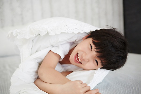 포토 JPG 스튜디오촬영 남자 초등학생 어린이 침구 실내 한명 웃음 사람 동양인 소년 상반신 눕기 침실 이불 한국인 남자만 남자한명만 어린이만 소년만 소년한명만 국내포토 1 학생 모션 표정 인종 내부 파일형식
