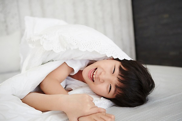 포토 JPG 스튜디오촬영 남자 초등학생 어린이 침구 실내 한명 웃음 사람 동양인 소년 상반신 눕기 침실 이불 한국인 남자만 남자한명만 어린이만 소년만 소년한명만 국내포토 1 학생 모션 표정 인종 내부 파일형식