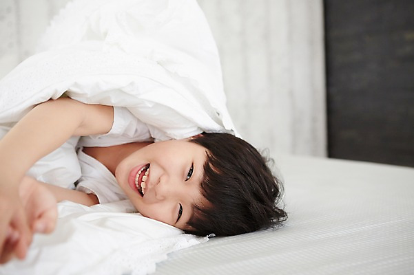 포토 JPG 스튜디오촬영 남자 초등학생 어린이 침구 실내 한명 웃음 사람 동양인 소년 상반신 눕기 침실 이불 한국인 남자만 남자한명만 어린이만 소년만 소년한명만 국내포토 1 학생 모션 표정 인종 내부 파일형식