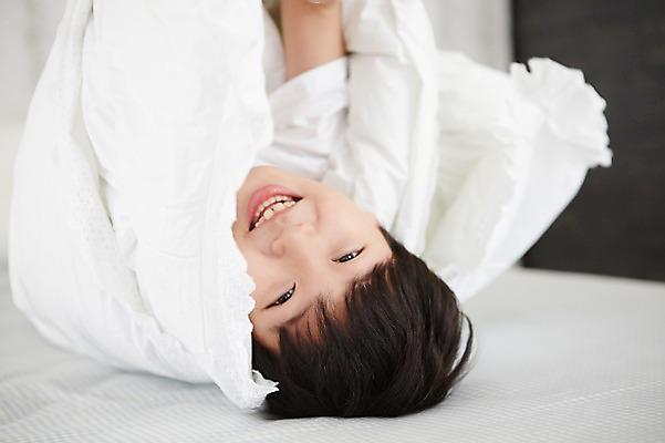 포토 JPG 스튜디오촬영 남자 초등학생 어린이 침구 실내 한명 웃음 사람 동양인 소년 상반신 눕기 침실 이불 한국인 남자만 남자한명만 어린이만 소년만 소년한명만 국내포토 1 학생 모션 표정 인종 내부 파일형식