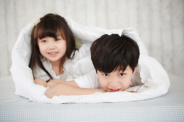 포토 JPG 스튜디오촬영 여자 남자 초등학생 어린이 엎드리기 침구 실내 웃음 사람 동양인 소녀 소년 상반신 두명 앞모습 유치원생 침실 이불 한국인 어린이만 국내포토 학생 뷰포인트 모션 표정 인종 내부 파일형식