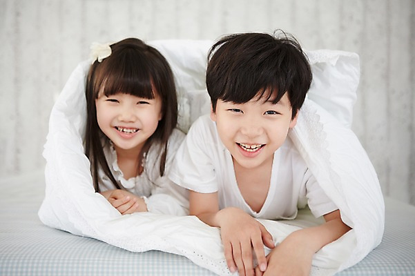 포토 JPG 스튜디오촬영 여자 남자 초등학생 어린이 엎드리기 침구 실내 웃음 사람 동양인 소녀 소년 상반신 두명 앞모습 유치원생 침실 이불 한국인 어린이만 국내포토 학생 뷰포인트 모션 표정 인종 내부 파일형식