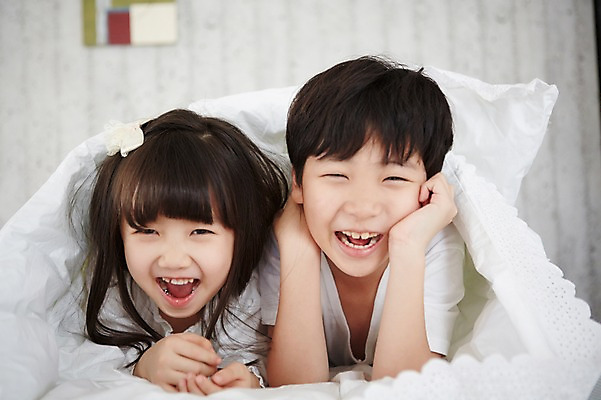 포토 JPG 스튜디오촬영 여자 남자 초등학생 어린이 엎드리기 침구 실내 웃음 사람 동양인 소녀 소년 상반신 두명 앞모습 턱괴기 유치원생 침실 이불 한국인 어린이만 국내포토 학생 뷰포인트 모션 표정 인종 내부 파일형식