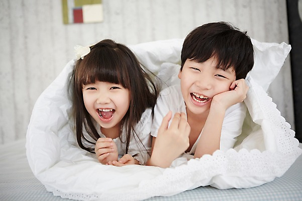 포토 JPG 스튜디오촬영 여자 남자 초등학생 어린이 엎드리기 침구 실내 웃음 사람 동양인 소녀 소년 상반신 두명 앞모습 턱괴기 유치원생 침실 이불 한국인 어린이만 국내포토 학생 뷰포인트 모션 표정 인종 내부 파일형식
