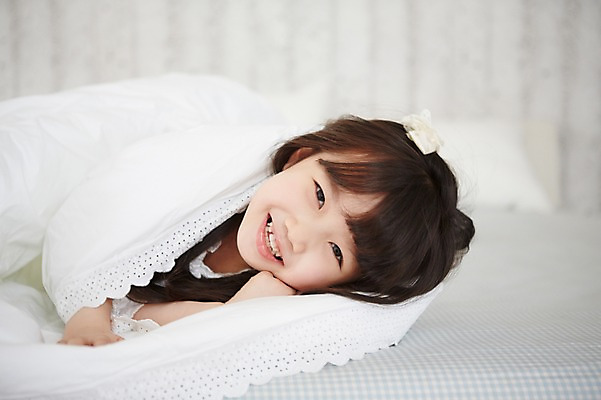 포토 JPG 스튜디오촬영 여자 어린이 침구 실내 한명 웃음 사람 동양인 소녀 상반신 눕기 유치원생 침실 이불 한국인 여자만 여자한명만 어린이만 소녀만 소녀한명만 국내포토 1 모션 표정 인종 내부 파일형식
