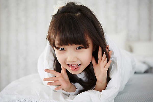 포토 JPG 스튜디오촬영 여자 어린이 엎드리기 침구 실내 한명 웃음 사람 동양인 소녀 상반신 앞모습 유치원생 침실 이불 한국인 메롱 여자만 여자한명만 어린이만 소녀만 소녀한명만 국내포토 1 뷰포인트 모션 표정 인종 내부 파일형식