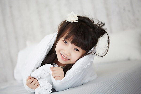 포토 JPG 스튜디오촬영 여자 어린이 침구 실내 한명 웃음 사람 동양인 소녀 상반신 눕기 유치원생 침실 이불 한국인 여자만 여자한명만 어린이만 소녀만 소녀한명만 국내포토 1 모션 표정 인종 내부 파일형식