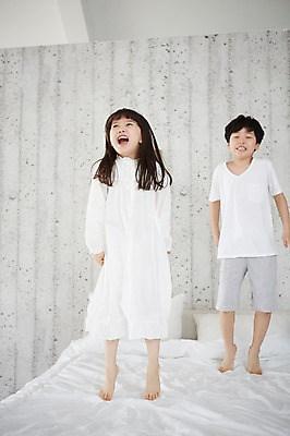 포토 JPG 스튜디오촬영 전신 여자 남자 초등학생 어린이 침구 실내 서기 웃음 사람 동양인 소녀 소년 두명 점프 유치원생 침실 한국인 어린이만 국내포토 학생 모션 표정 인종 내부 파일형식