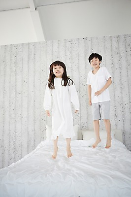 포토 JPG 스튜디오촬영 전신 여자 남자 초등학생 어린이 침구 실내 서기 웃음 사람 동양인 소녀 소년 두명 점프 유치원생 침실 한국인 어린이만 국내포토 학생 모션 표정 인종 내부 파일형식